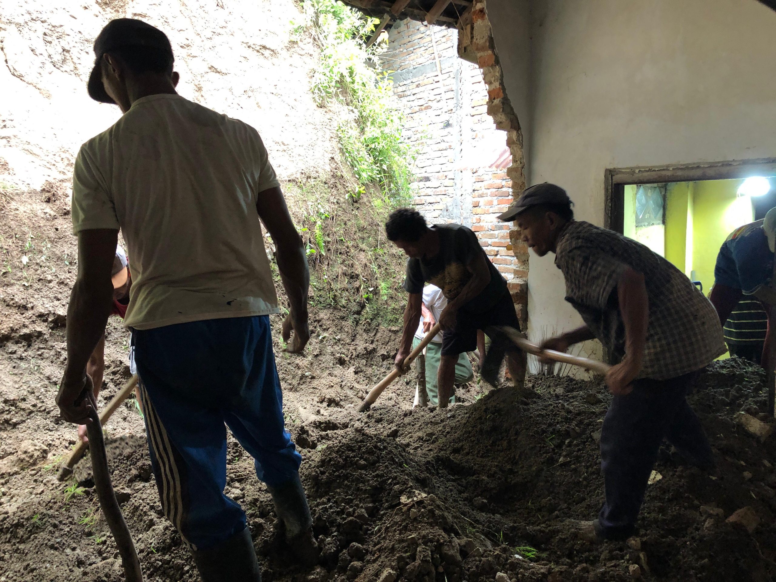 Hujan Deras, Rumah di Desa Ngebel Ponorogo Tertimpa Material Longsor