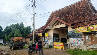 Penutupan Pasar Hewan Jetis Diperpanjang, Pedagang Terpaksa Jualan di Pinggir Jalan