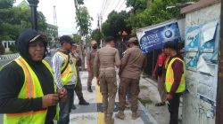 Petugas Satpol PP Kabupaten Kediri sosialisasi dan edukasi ke warga untuk tidak jualan di jalan Soeta dan pedestian steril parkir Minggu pagi (bakti)