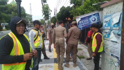 Petugas Satpol PP Kabupaten Kediri sosialisasi dan edukasi ke warga untuk tidak jualan di jalan Soeta dan pedestian steril parkir Minggu pagi (bakti)