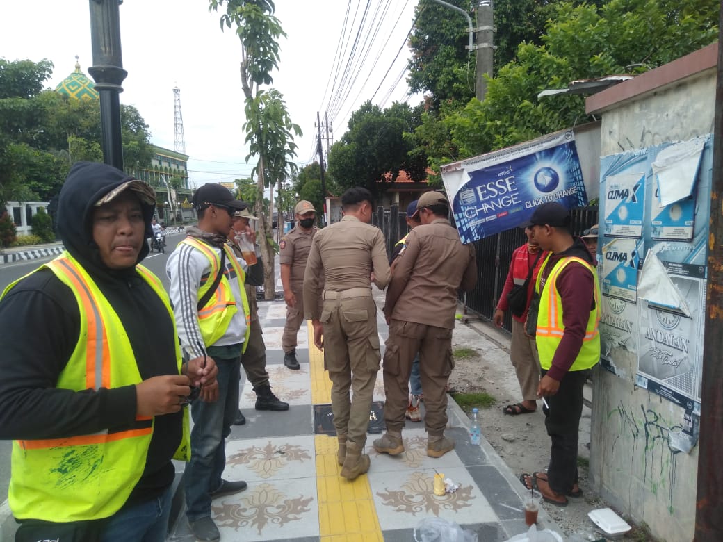 Petugas Satpol PP Kabupaten Kediri sosialisasi dan edukasi ke warga untuk tidak jualan di jalan Soeta dan pedestian steril parkir Minggu pagi (bakti)