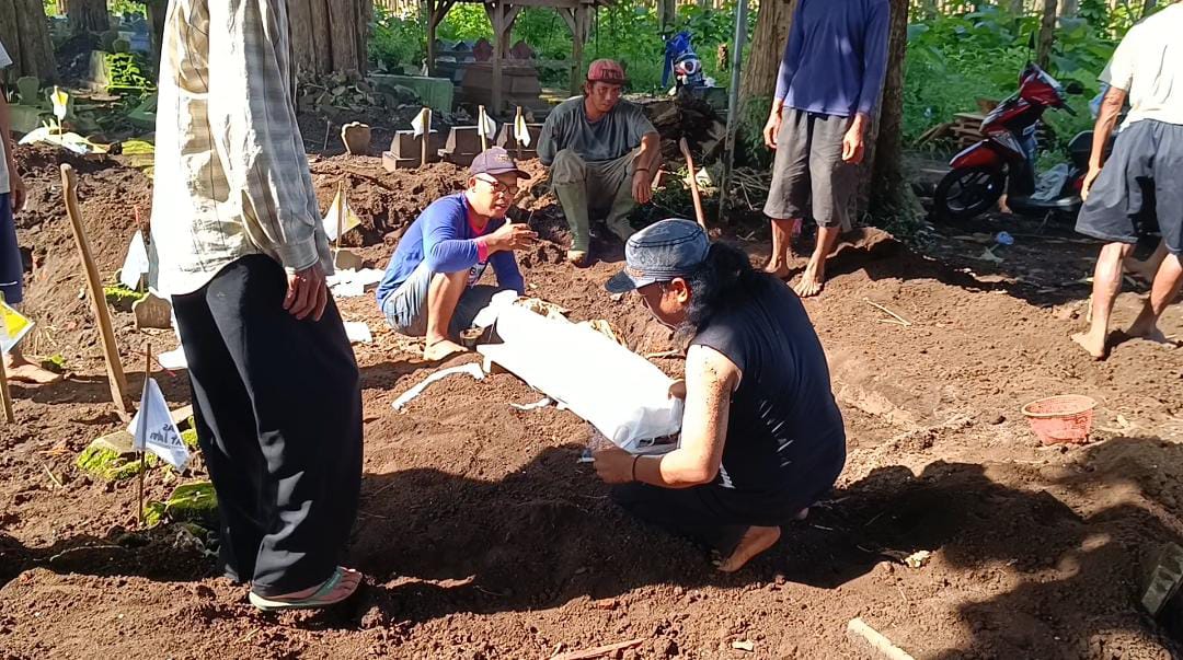 Proyek Flyover Kali Bambang, 486 Makam Direlokasi, Warga Mulai Bongkar dan Pindahkan Jenazah