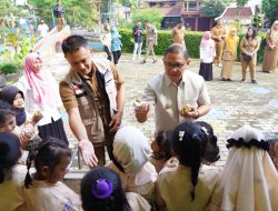 Pj Walikota Batu Bagikan Susu Nandhi Murni, Dukung Gizi Anak dan Peternak Lokal