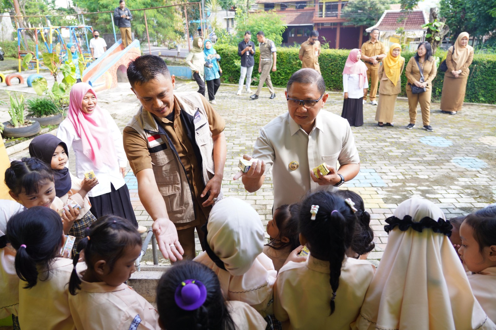 Pj Walikota Batu Bagikan Susu Nandhi Murni, Dukung Gizi Anak dan Peternak Lokal