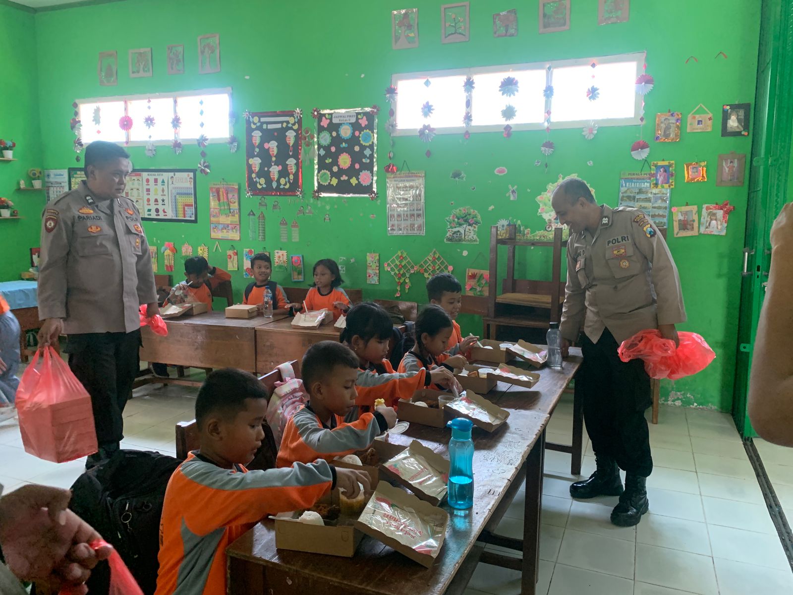 Polres Nganjuk Kenalkan Program Makan Siang Bergizi Gratis di SDN 1 Wilangan