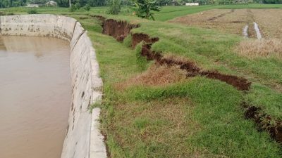 Hujan Deras Sebabkan Tanggul Kali Bakung Ambles Sepanjang 50 Meter