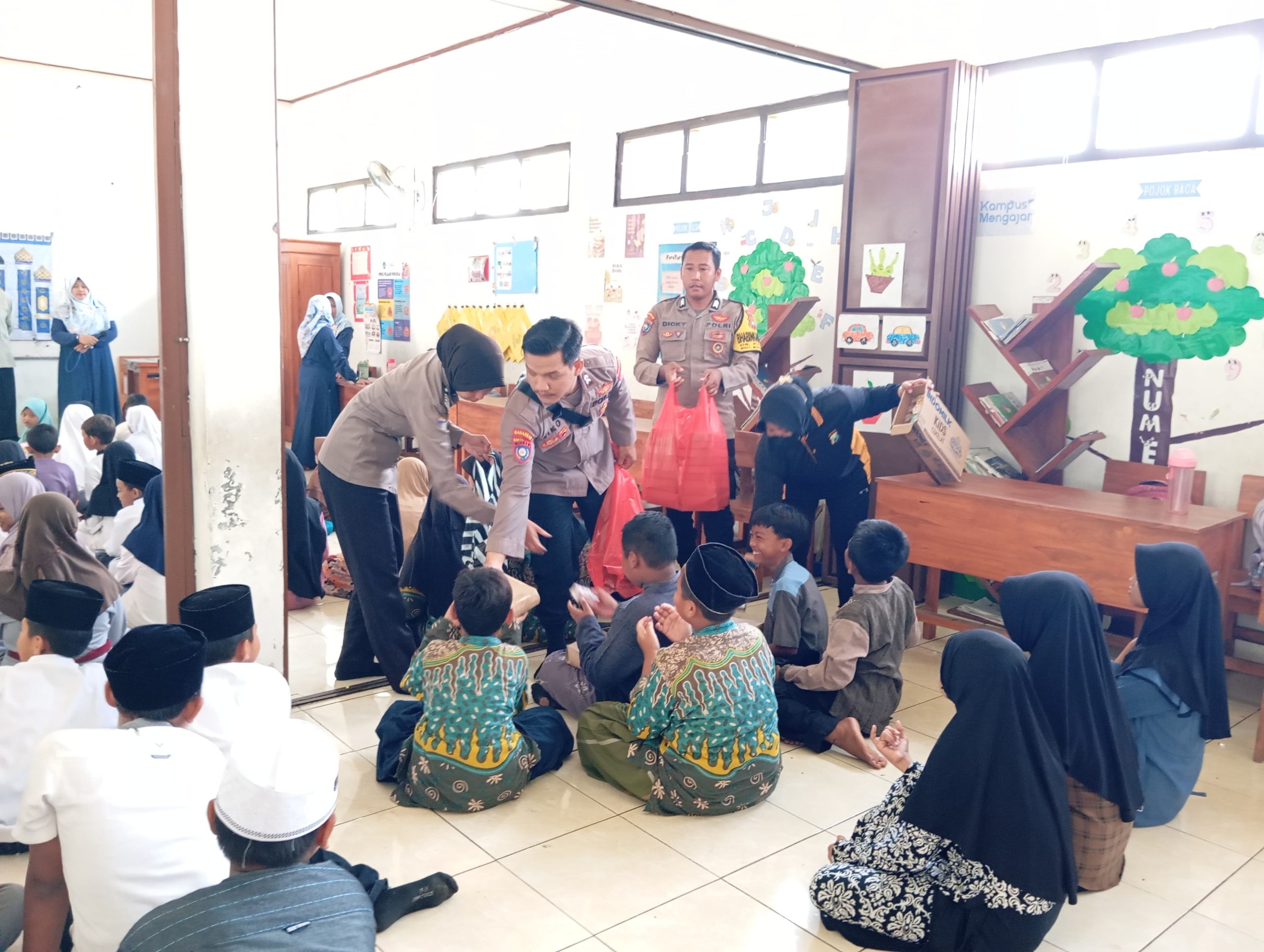 Polres Nganjuk Bagikan 100 Paket Makanan Bergizi Gratis untuk Siswa SDN 1 Sukomoro