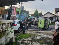 Dump Truk Terguling di Kanigoro, Timpa Honda BRV, Satu Sopir Luka
