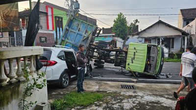 Dump Truk Terguling di Kanigoro, Timpa Honda BRV, Satu Sopir Luka