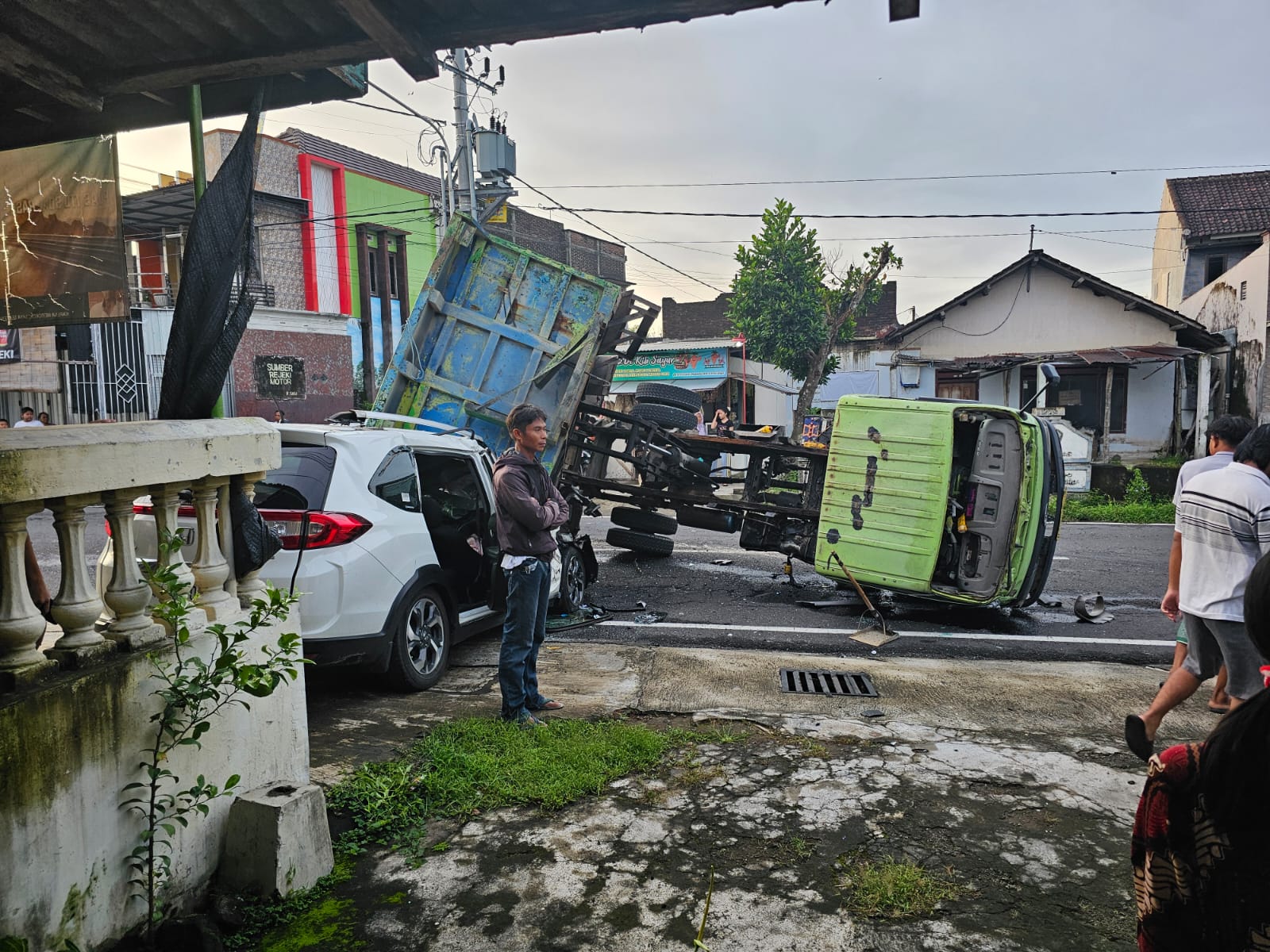 Dump Truk Terguling di Kanigoro, Timpa Honda BRV, Satu Sopir Luka
