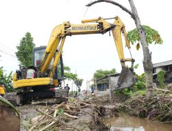 Dua Alat Berat Dikerahkan untuk Perbaikan Jalan Putus Sepawon – Wonorejo Trisulo