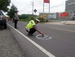Petugas Beri Tanda Putih di Jalan Rusak Gampengrejo untuk Kurangi Risiko Kecelakaan