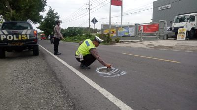 Petugas Beri Tanda Putih di Jalan Rusak Gampengrejo untuk Kurangi Risiko Kecelakaan