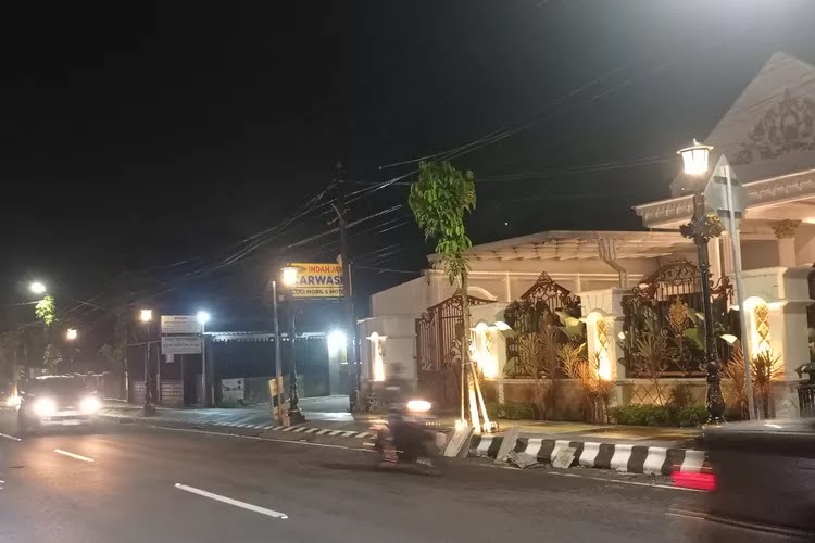 Kawasan Jalan Soekarno Hatta Kabupaten Kediri malam hari (bakti/