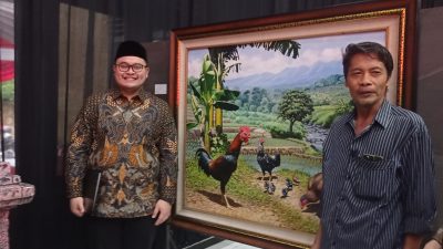 Bupati Kediri Terpesona Karya Lukisan Ruslan di Pameran KPU