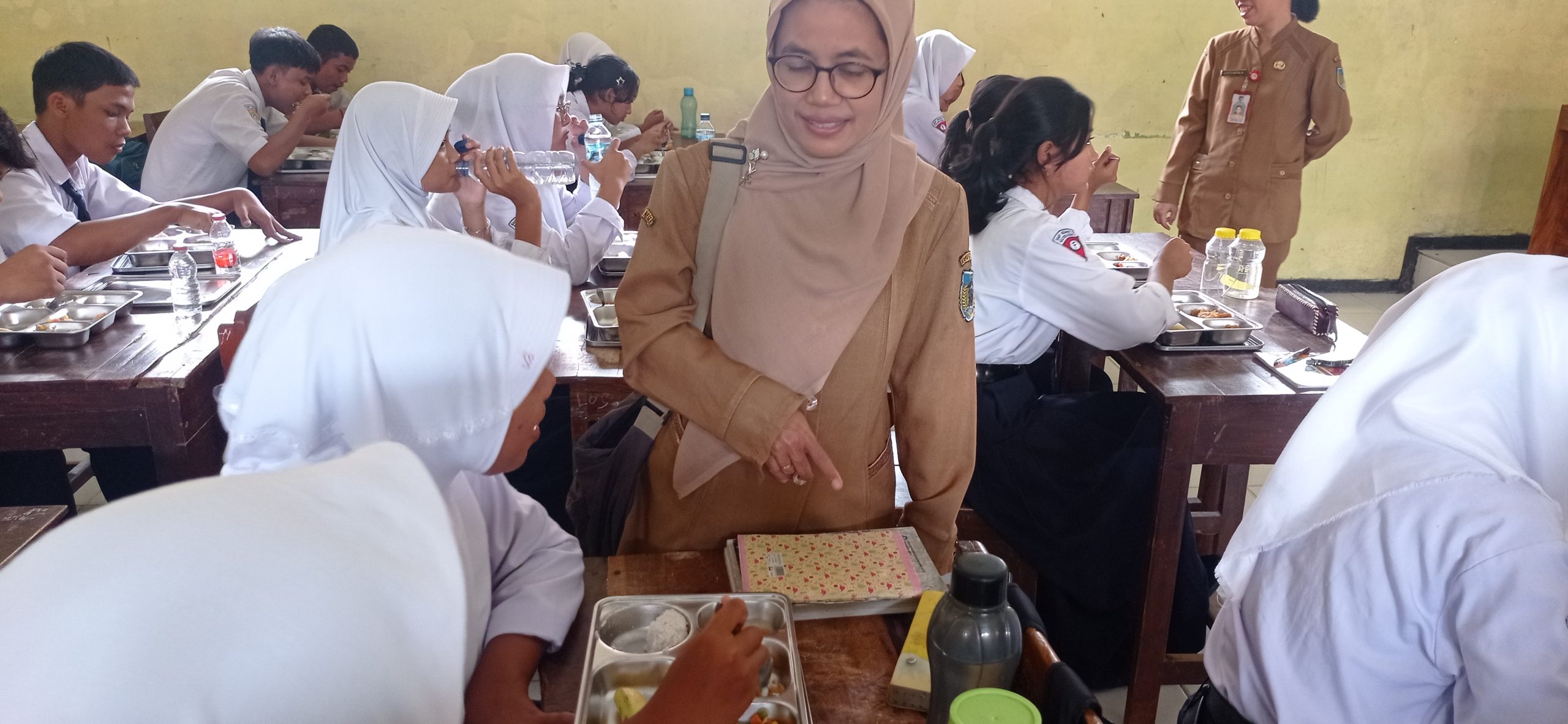 Disdik dan Dinkes Kediri Pantau Program Makan Bergizi di SMP Negeri 1 Kayen Kidul