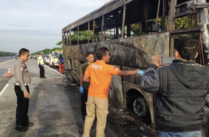 Bus AKAP Terbakar di Tol Trans Jawa, Seluruh Penumpang Selamat