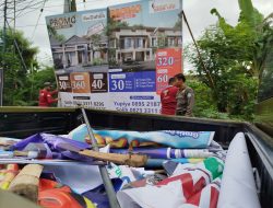 Satpol PP Ponorogo Tertibkan Puluhan Baliho Ilegal dan Kedaluwarsa