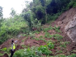 Longsor Tutup Akses Jalan Wisata Ranu Gumbolo, 10 Peserta Camping Dievakuasi di Tulungagung