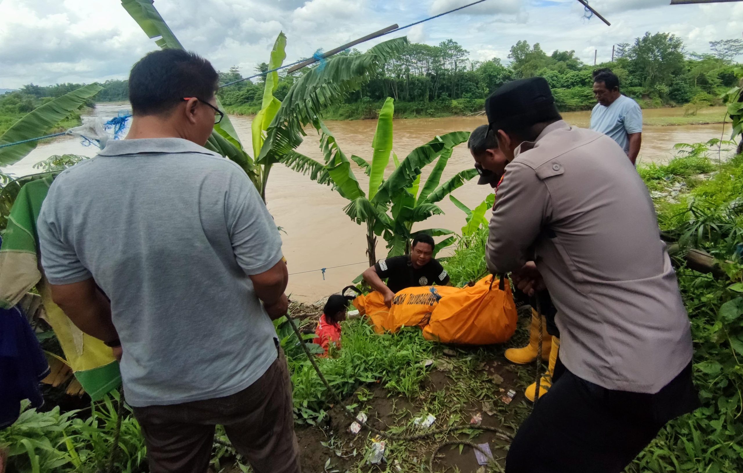 Heboh! Warga Pinggirsari Temukan Mayat Mengapung di Sungai Brantas