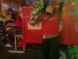 Sebanyak 3 Ton Sampah Dibersihkan DLH Usai Pesta Kembang Api di SLG Kediri