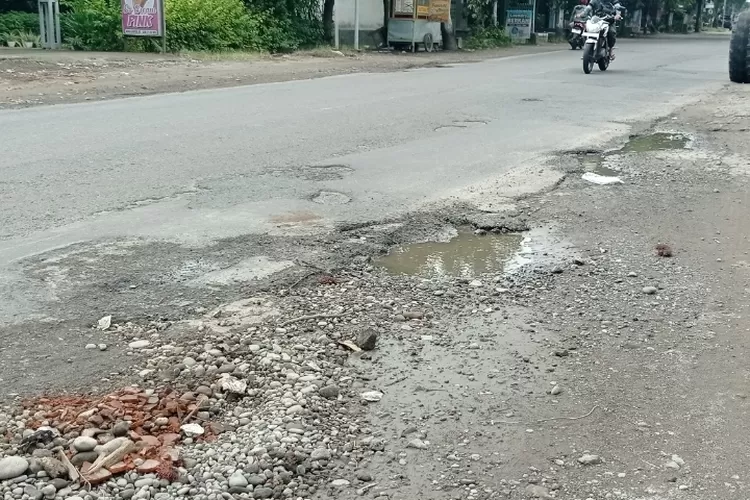 Warga Keluhkan Jalan Rusak di Utara Pasar Sambi