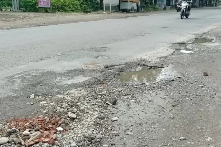 Tiga Tahun Rusak, Jalan Raya Srikaton-Sambi Rawan Kecelakaan