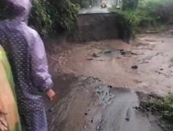 Jalan Penghubung Sepawon-Wonorejo Trisulo Putus Diterjang Hujan Deras
