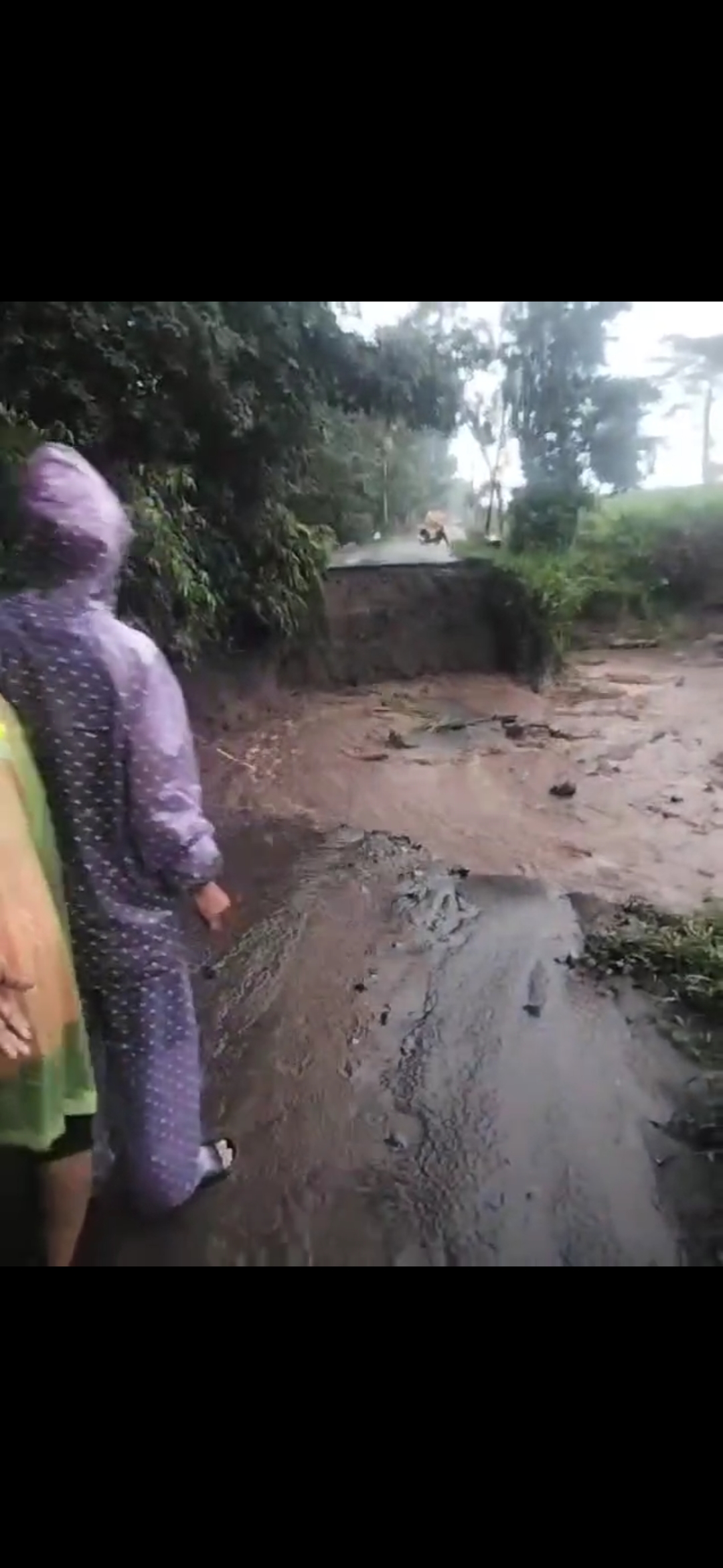 Jalan Penghubung Sepawon-Wonorejo Trisulo Putus Diterjang Hujan Deras