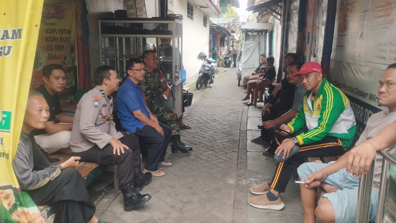 Ngopi Bareng, Bhabinkamtibmas dan Babinsa Kampung Dalem Perkuat Sinergi Keamanan