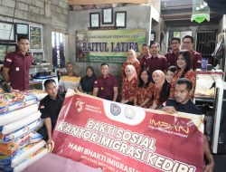 Imigrasi Kediri Salurkan 100 Paket Sembako untuk Sanggar Kesehatan Jiwa