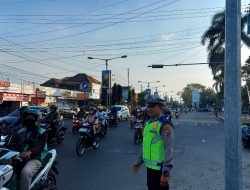 Polsek Kediri Kota Kawal Lalu Lintas Pagi, Pastikan Aman dan Lancar