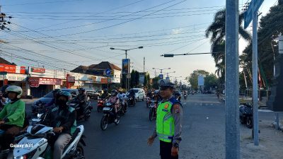Polsek Kediri Kota Kawal Lalu Lintas Pagi, Pastikan Aman dan Lancar