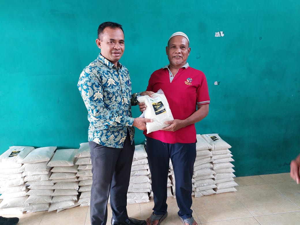 DKPP Salurkan Bantuan Beras 3 Kg: Desa Bulu Tegaskan Komitmen untuk Warga Kurang Mampu