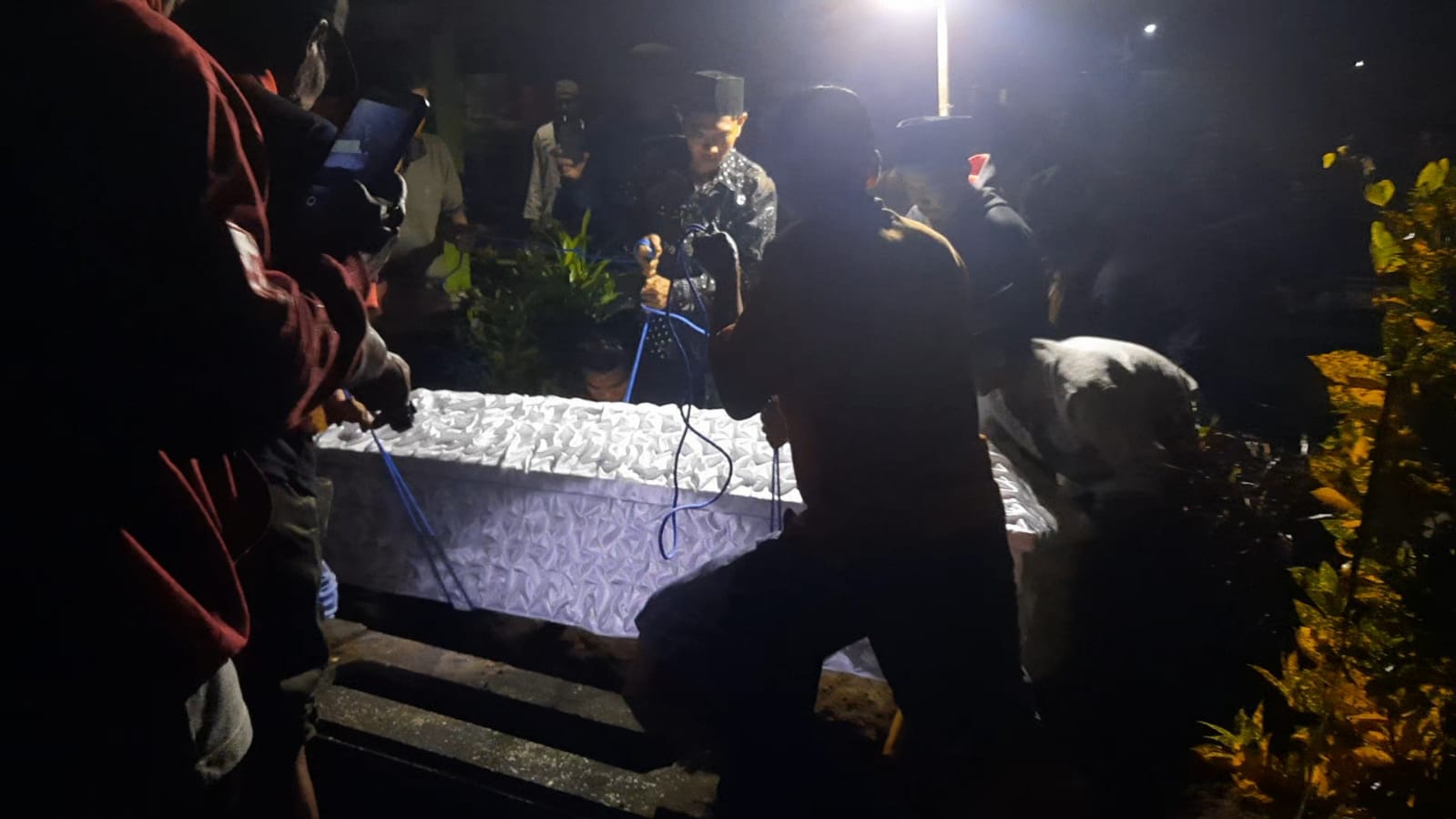 Jenazah Korban Mutilasi Koper Merah di Ngawi Tiba di Blitar, Disambut Isak Tangis Keluarga