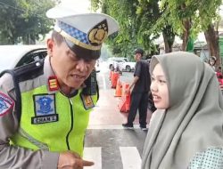 Kanit Lantas Polsek Kediri Kota Bantu Pelajar SMA yang Kehilangan Uang Iuran, Ini Infonya