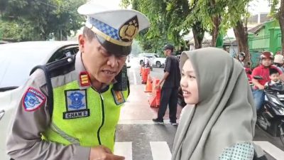 Kanit Lantas Polsek Kediri Kota Bantu Pelajar SMA yang Kehilangan Uang Iuran, Ini Infonya