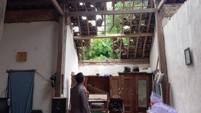 Pohon Durian Tumbang Timpa Rumah Warga di Blitar, Atap Genteng Rontok