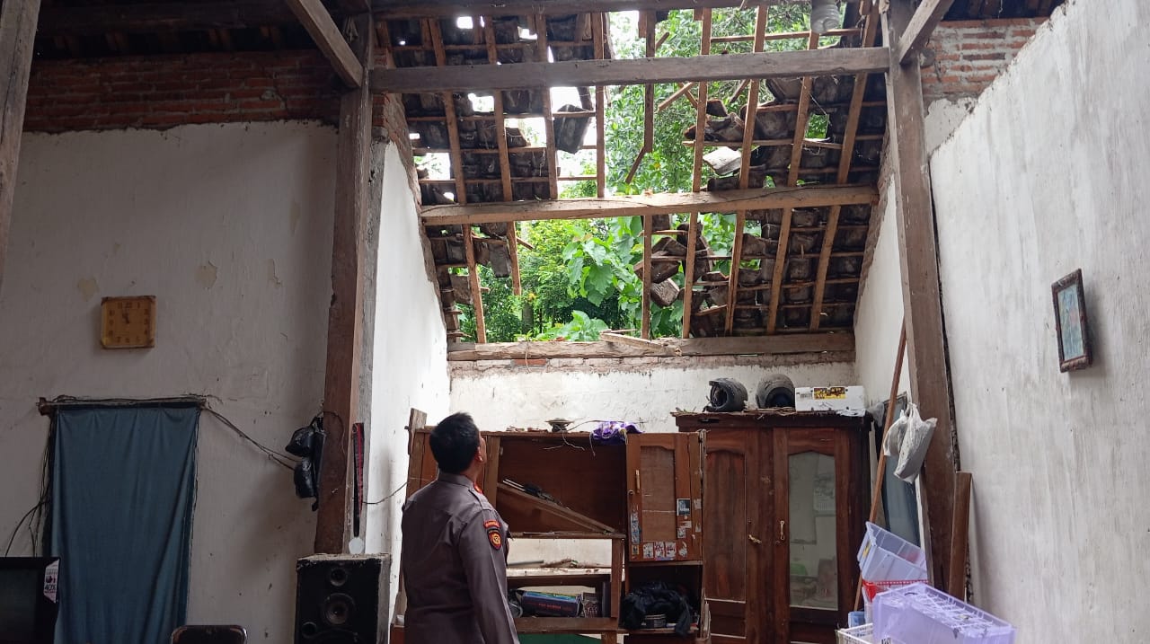 Pohon Durian Tumbang Timpa Rumah Warga di Blitar, Atap Genteng Rontok