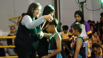 Pj Wali Kota Kediri Zanariah, Serahkan Hadiah Kompetisi Basket Walikota Cup 2024