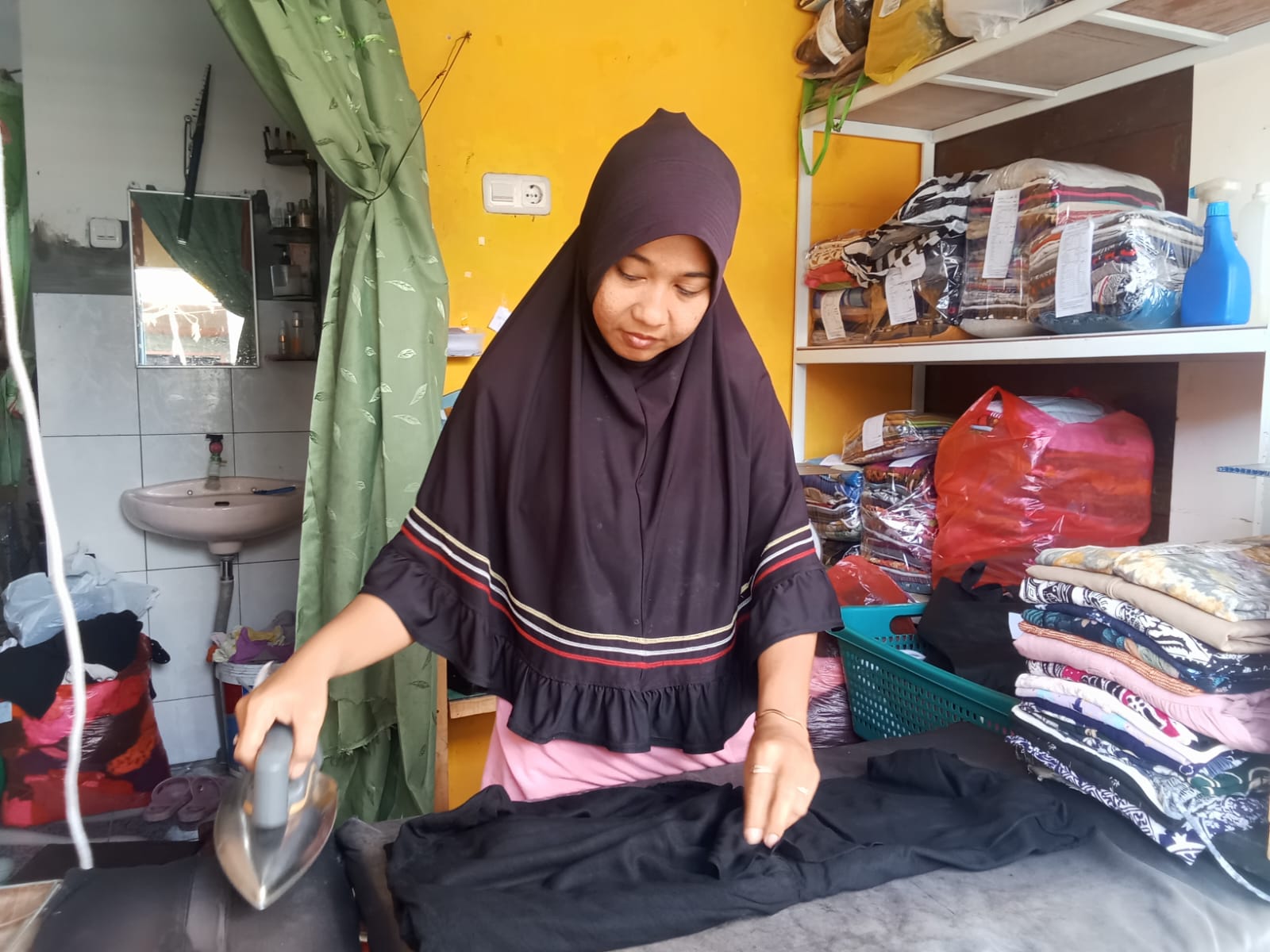 Permintaan Laundry Melonjak di Musim Hujan, Husna Laundry Raup Kenaikan 20 Persen Pascatahun Baru