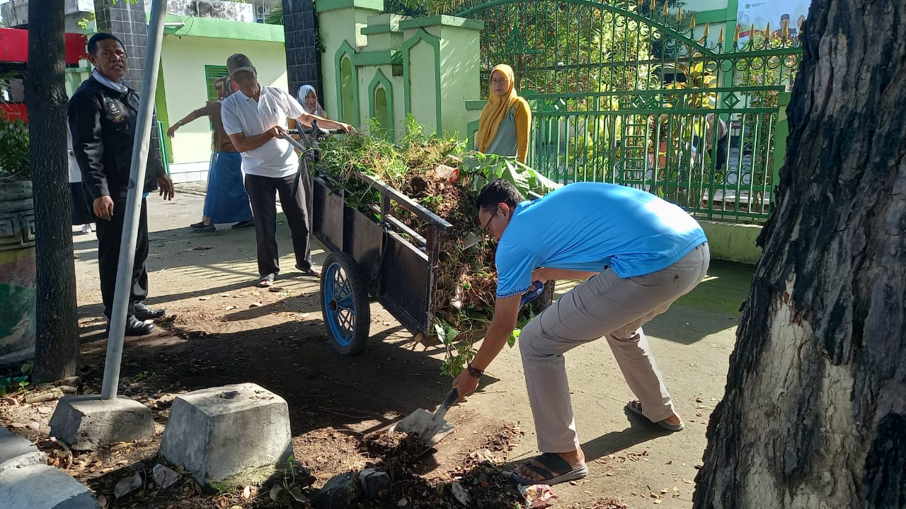 ASN Kemenag Kediri Gelar Kerja Bakti untuk Tingkatkan Kebersihan dan Kenyamanan