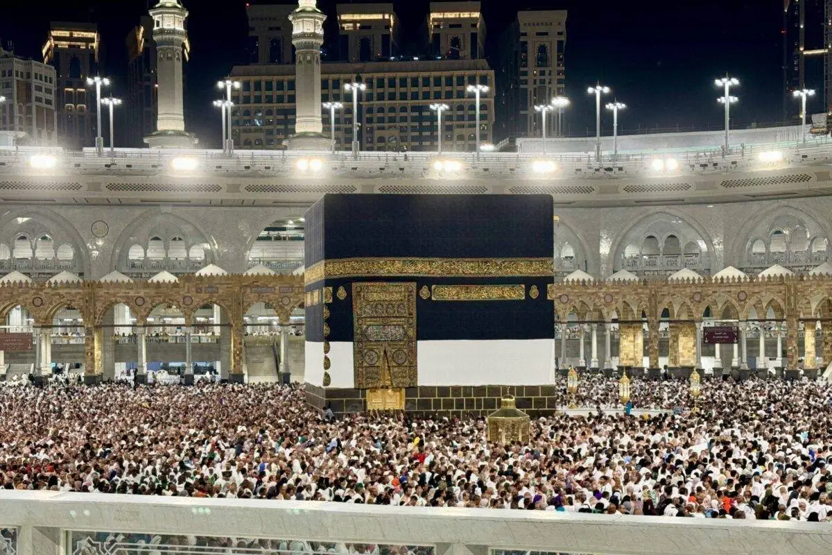 Umat ​​Islam di seluruh dunia beribadah dan mengelilingi Ka'bah setelah menunaikan ibadah haji di Makkah, Arab Saudi pada 6 Juni 2024 (Foto: Anadolu Agency)