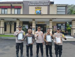Polres Kediri Kota Anugerahkan Penghargaan kepada Anggota Polri dan Tokoh Masyarakat Inspiratif