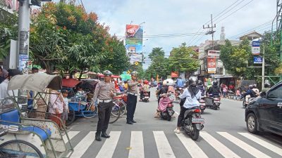 Arus Kendaraan Padat Merayap di Jalan Hayam Wuruk Kota Kediri Saat Imlek 2025