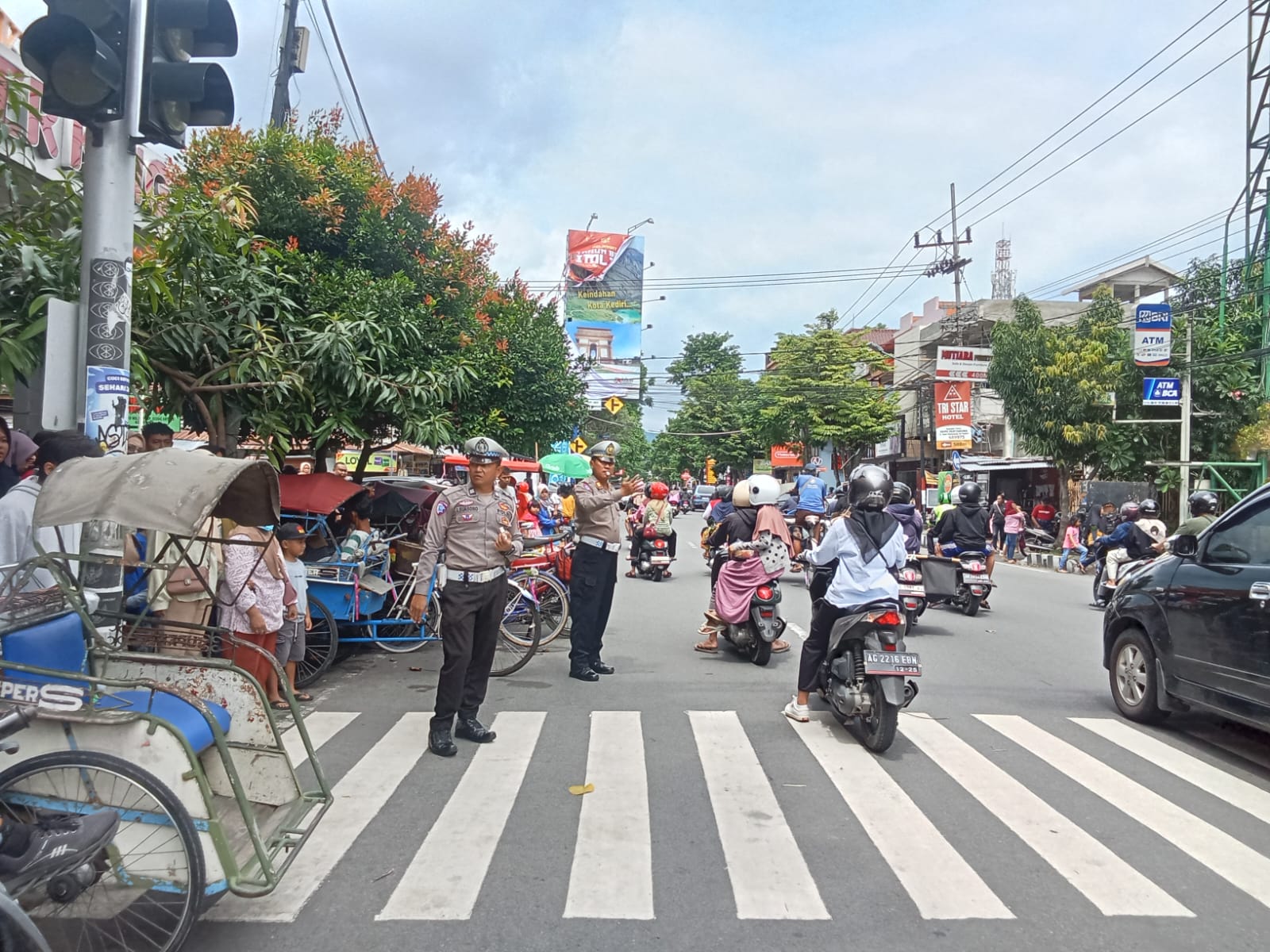 Arus Kendaraan Padat Merayap di Jalan Hayam Wuruk Kota Kediri Saat Imlek 2025