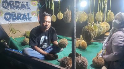 Cuaca Panas Jelang Ramadan, Pedagang Durian di Depan GOR Joyoboyo Kediri Sambat, Omzet Anjlok