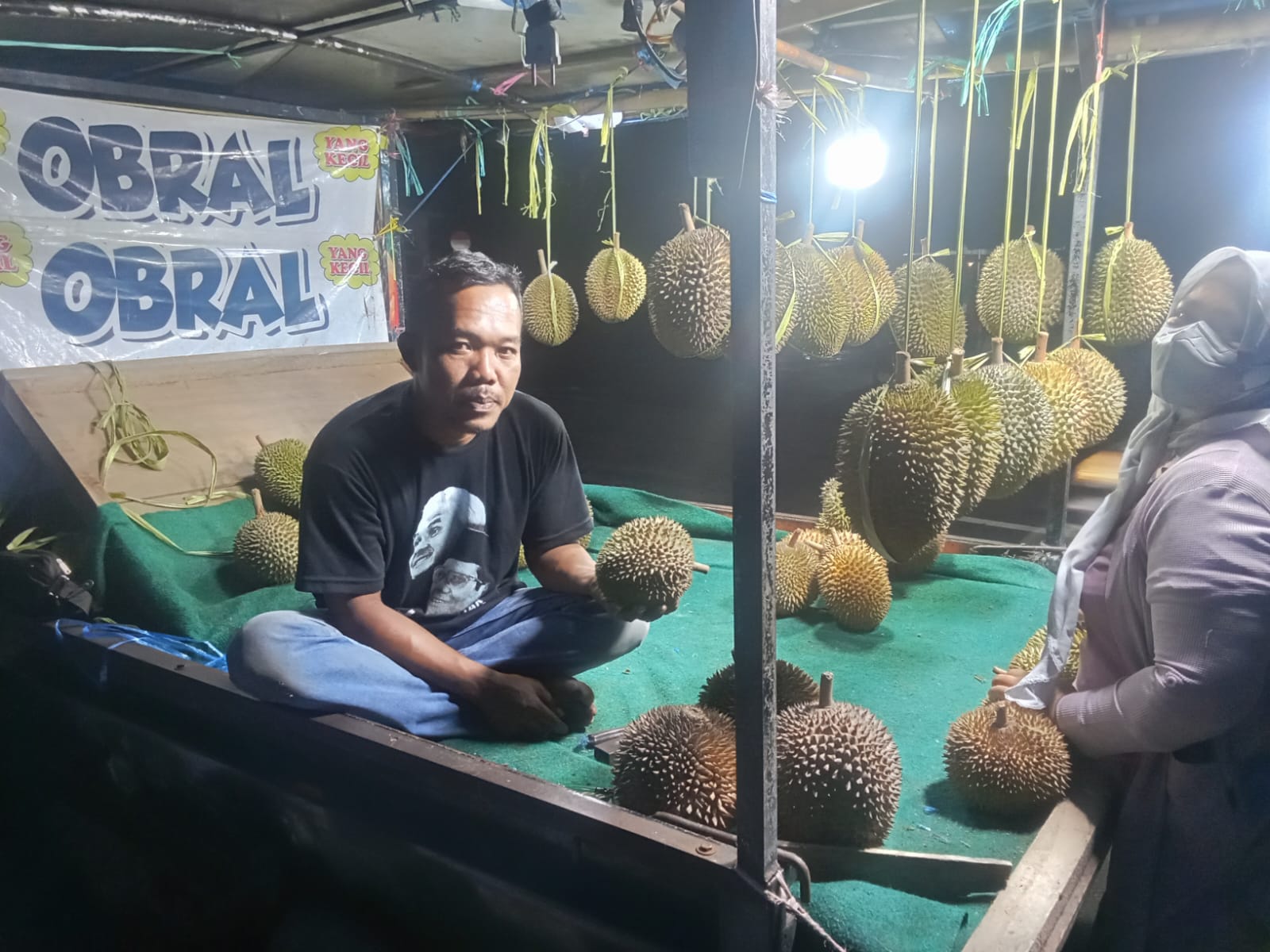 Cuaca Panas Jelang Ramadan, Pedagang Durian di Depan GOR Joyoboyo Kediri Sambat, Omzet Anjlok