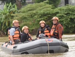 Pj Wali Kota Kediri Tinjau Bersih-Bersih Sungai Brantas di Area Jembatan Lama Kota Kediri