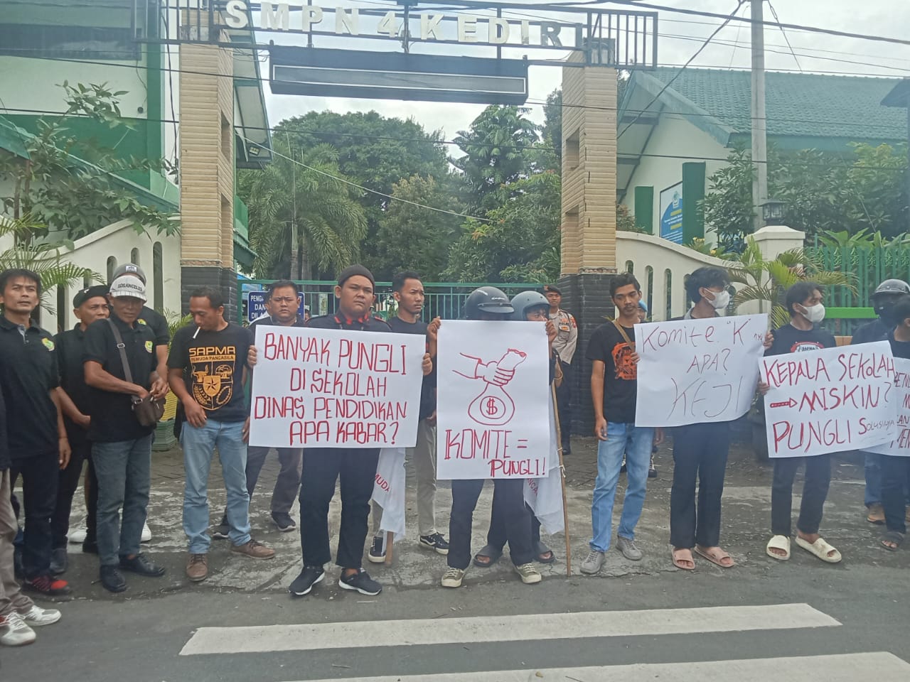 Ormas Geruduk Kantor Dinas Pendidikan Kota Kediri, 
